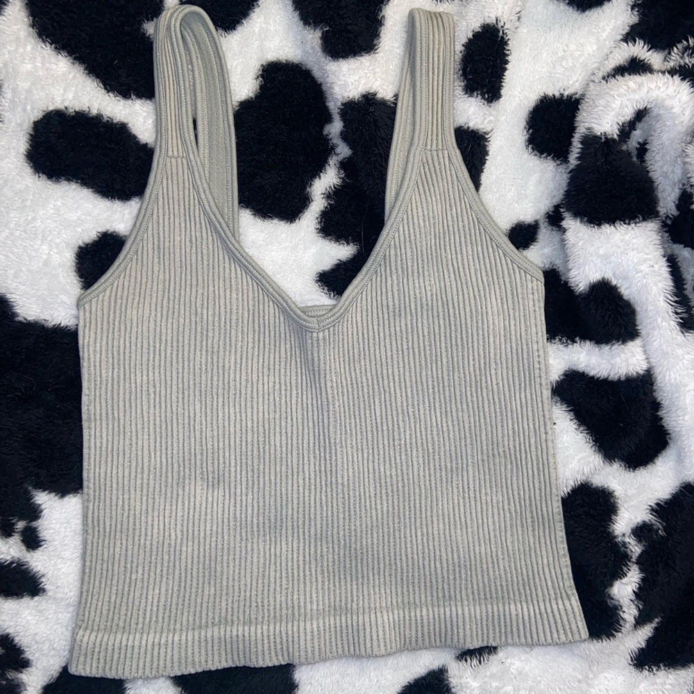 Bella Seamless v-neck ribbed stretchy cropped tank